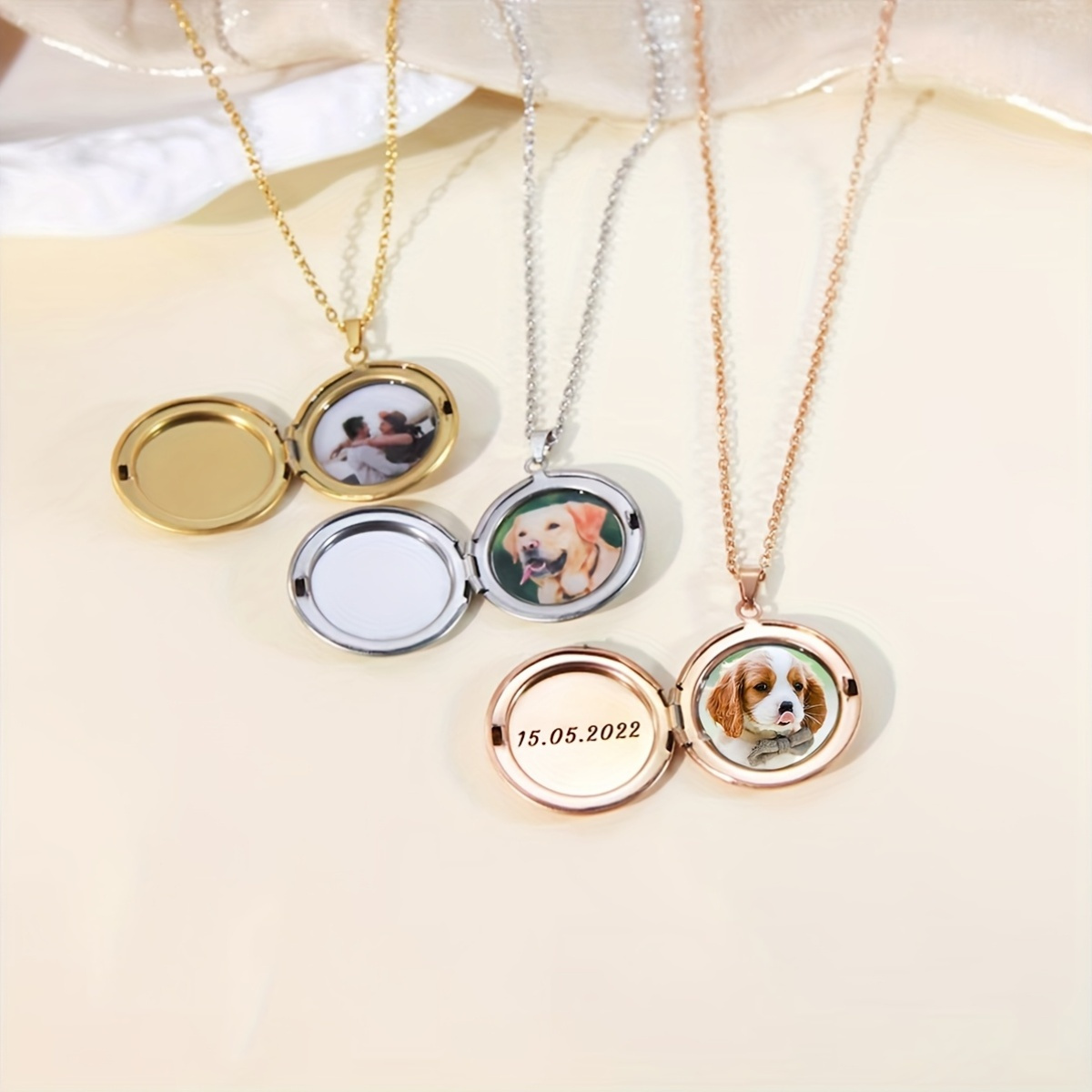 Customizable Round Locket Necklace with Picture/Text